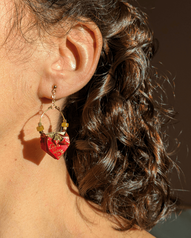 Boucles d'oreilles origami Nymphéa Rouge grenat – Bijou unique et élégant -