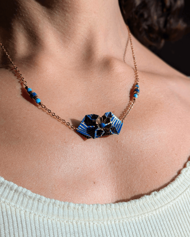 Collier origami Nymphéa Bleu lapis lazuli – Bijou unique et élégant -