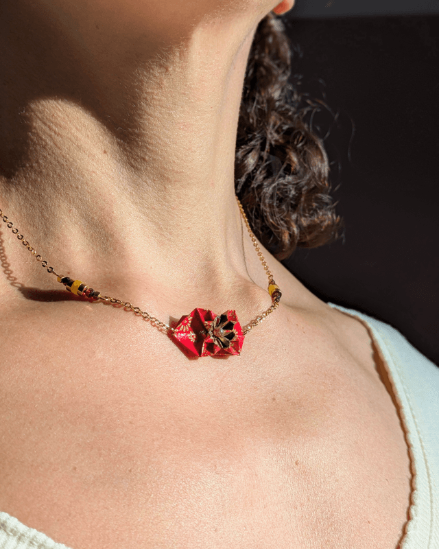 Collier origami Nymphéa Rouge grenat - Léger et élégant -