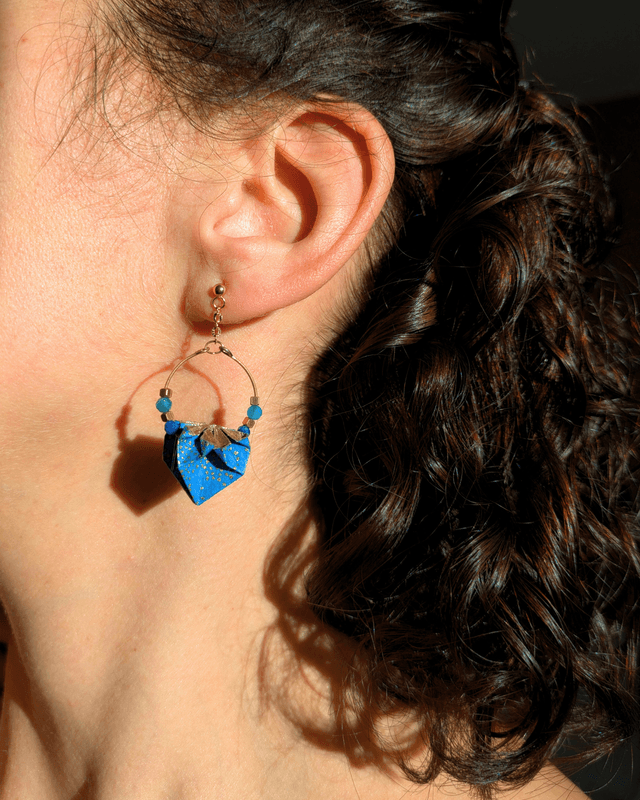 Boucles d'oreilles origami Nymphéa Bleu apatite – Elégance et originalité -