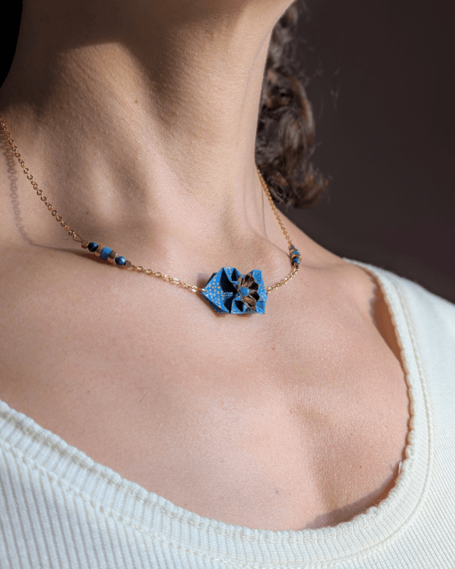 Collier origami Nymphéa Bleu apatite – Bijou unique et élégant -