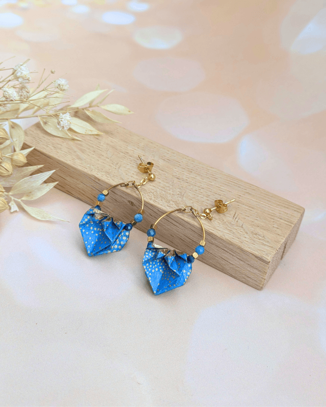 Boucles d&#039;oreilles origami Nymphéa Bleu apatite – Elégance et originalité -