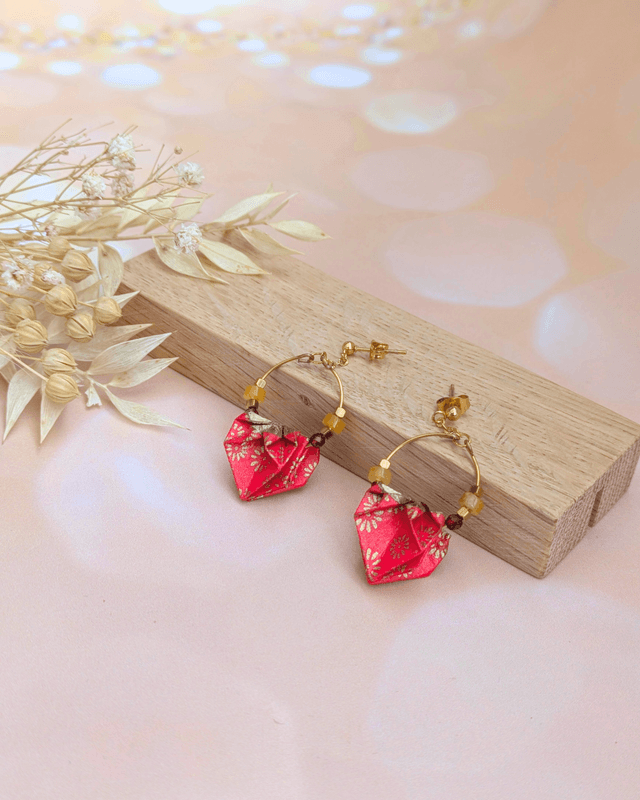 Boucles d&#039;oreilles origami Nymphéa Rouge grenat – Bijou unique et élégant -